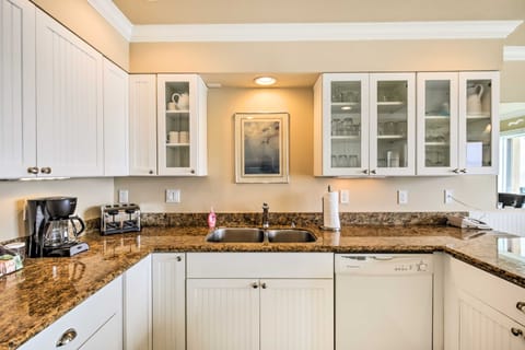 Beachfront Condo w/ Patio & Views - Walk to Shore! Apartment in Lincoln Beach