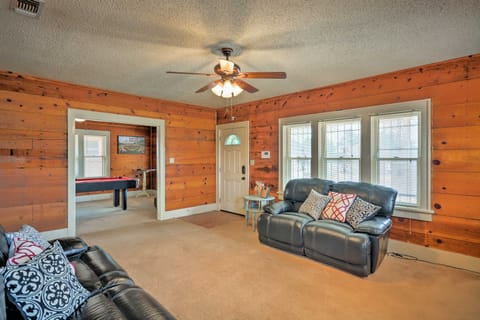 Inviting Lubbock Home > 1 Mi to Downtown House in Lubbock