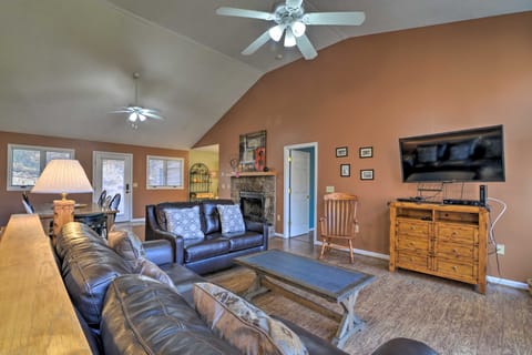 Spacious McGaheysville Home: Hot Tub & Pool Table! House in Massanutten