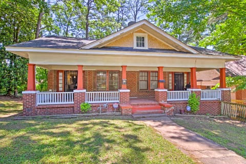 Spacious Atlanta Townhome w/ Porch & Mod Interior! Apartment in Atlanta