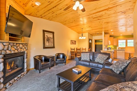 Cozy Condo w/ Mtn Views & Deck: Walk to Grand Lake Condo in Grand Lake