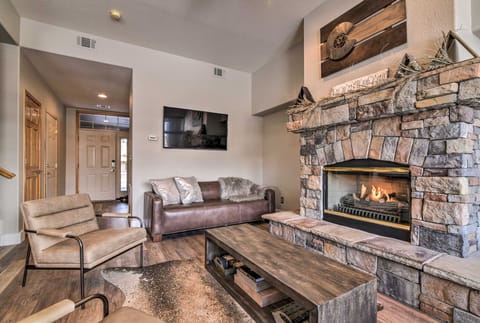 Silverthorne Waterfront Home: Hot Tub & Mtn View! Apartment in Silverthorne