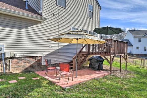 Updated Charlotte Home w/Deck - 10 Minutes to UNCC Maison in Charlotte