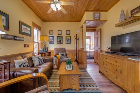 Riverfront Cabin, 4 Mi to Granby Ranch House in Granby