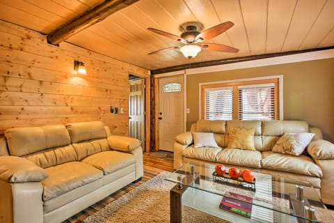 Cozy Houghton Lake Vacation Rental w/ Fireplace! Haus in Houghton Lake