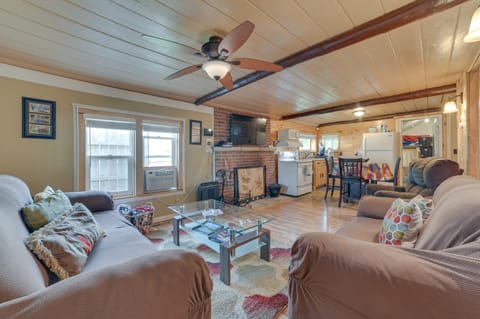 Cozy Houghton Lake Vacation Rental w/ Fireplace! Maison in Houghton Lake