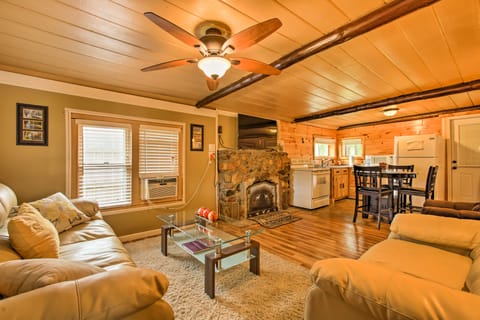 Cozy Houghton Lake Vacation Rental w/ Fireplace! Haus in Houghton Lake