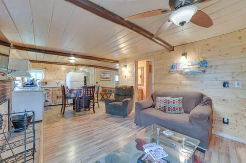 Cozy Houghton Lake Vacation Rental w/ Fireplace! Maison in Houghton Lake