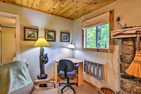 Cozy Robbinsville Cabin w/Deck-By Fontana Lake House in Stecoah