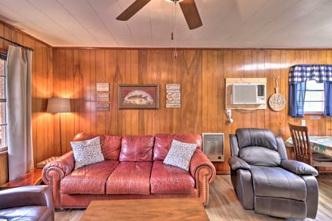 Devil’s Fork Resort Cabin w/ Designated Boat Slip! Haus in Greers Ferry Lake
