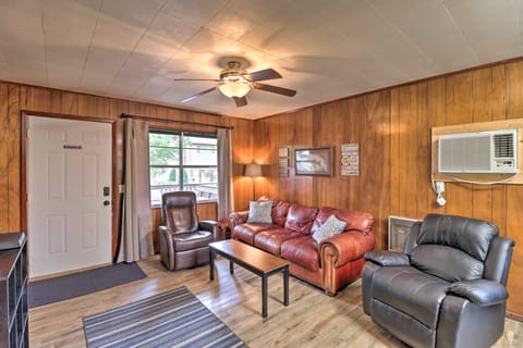 Devil’s Fork Resort Cabin w/ Designated Boat Slip! Casa in Greers Ferry Lake