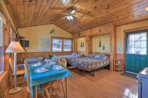 'Gone Hiking' Bryson City Cabin w/ Hot Tub & Grill House in Fontana Lake