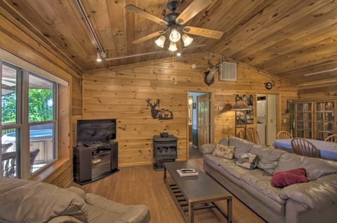 Peaceful Bryson City Cabin w/ Porch & Hot Tub House in Fontana Lake