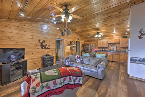 Cozy ‘Deer Glen' Cabin w/ Private Hot Tub & Porch! House in Fontana Lake