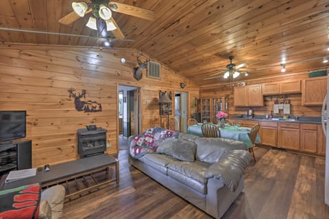 Cozy ‘Deer Glen' Cabin w/ Private Hot Tub & Porch! House in Fontana Lake