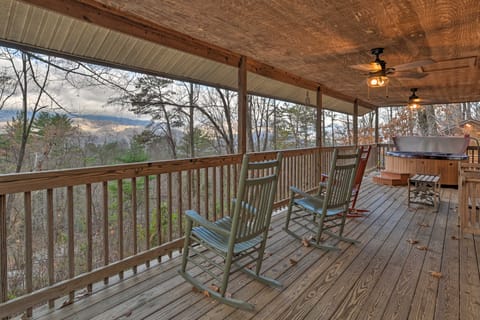 Cozy ‘Deer Glen' Cabin w/ Private Hot Tub & Porch! House in Fontana Lake