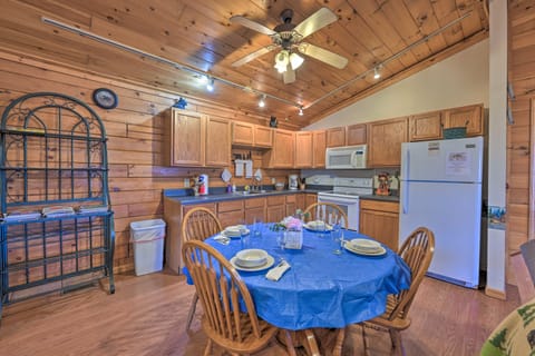 'Bear Den' Cabin: Hot Tub, 4 Mi to Nantahala River House in Fontana Lake