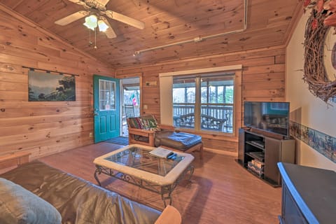 'Bear Den' Cabin: Hot Tub, 4 Mi to Nantahala River House in Fontana Lake