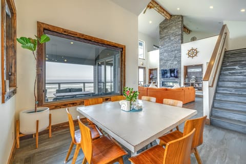 Oceanfront Home w/ Hot Tub, Sauna, 8 Mi to Newport House in Oregon