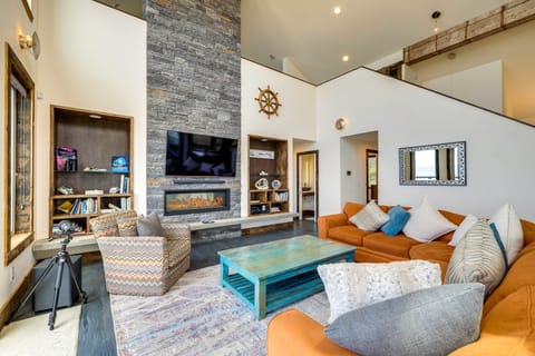 Oceanfront Home w/ Hot Tub, Sauna, 8 Mi to Newport House in Oregon