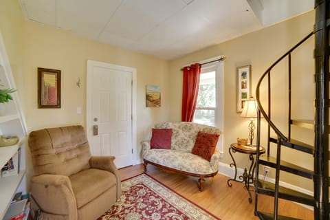 Charming Apartment On The ‘Strip’ By Lake Erie! Apartment in Geneva-on-the-Lake