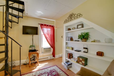 Charming Apartment On The ‘Strip’ By Lake Erie! Apartment in Geneva-on-the-Lake