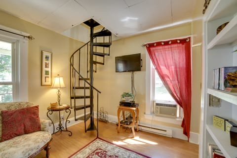 Charming Apartment On The ‘Strip’ By Lake Erie! Apartment in Geneva-on-the-Lake