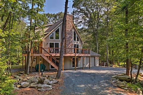 3-Story LK Harmony Resort Chalet w/ Fire Pit, Deck Haus in Hickory Run State Park