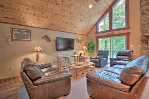 3-Story LK Harmony Resort Chalet w/ Fire Pit, Deck House in Hickory Run State Park