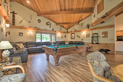 Walk to Ocean: Home w/ Hot Tub in South Beach! House in Oregon