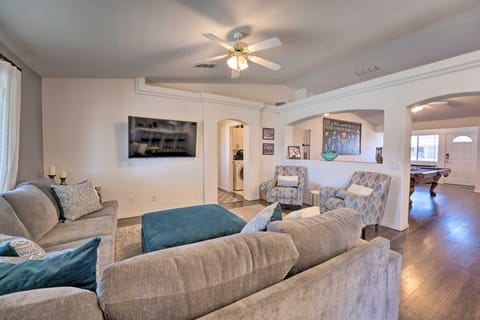 Central Lake Havasu City House: Grill & EV Charger House in Lake Havasu City