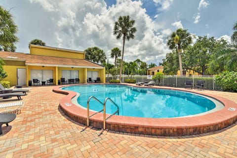 Updated Sienna Park Condo - 4 Miles to Siesta Key! Apartment in Gulf Gate Estates