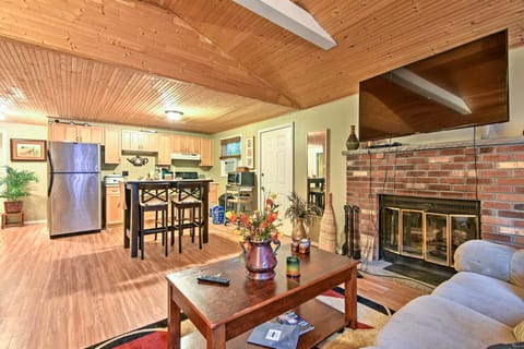 Cozy Arrowhead Lake Vacation Rental w/ Sunroom! Casa in Coolbaugh Township