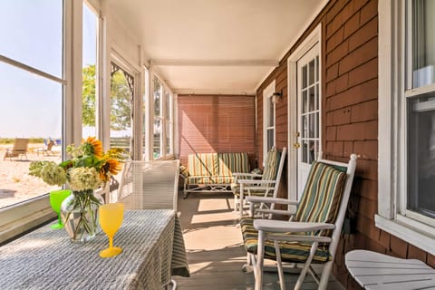 Beachfront Cottage: Porch on Long Island Sound Casa rural in Milford