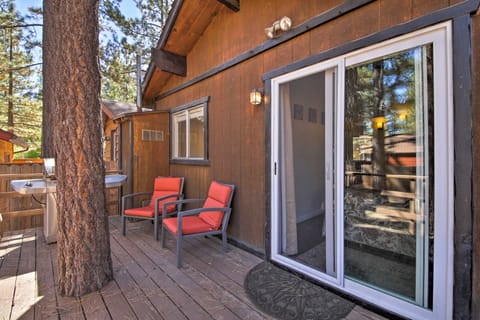 Cozy Big Bear Cabin w/ Spacious Deck & Fireplace! Casa in Big Bear