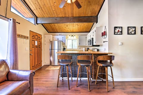 Cozy Big Bear Cabin w/ Spacious Deck & Fireplace! Maison in Big Bear