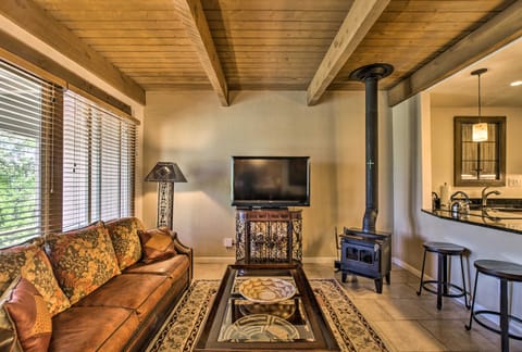 Adobe-Style Abode w/ Amenities - Walk to Plaza! Apartamento in Santa Fe