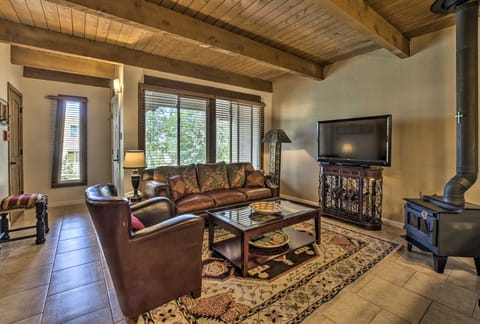 Adobe-Style Abode w/ Amenities - Walk to Plaza! Apartamento in Santa Fe