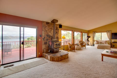 Spacious Kelseyville Home w/ Large Lakefront Deck! House in Clear Lake