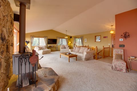 Spacious Kelseyville Home w/ Large Lakefront Deck! House in Clear Lake