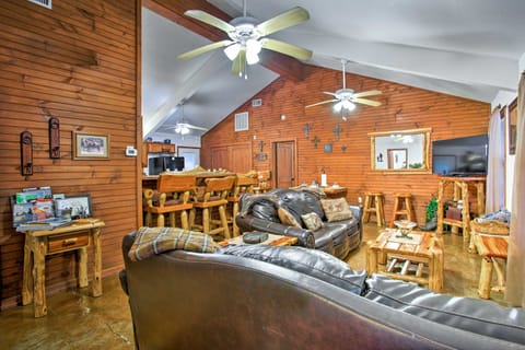 Oklahoma Cabin w/ Hot Tub by Broken Bow Lake! Maison in Broken Bow