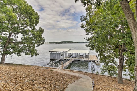 Townhouse w/ Shared Dock on Lake of the Ozarks! Apartment in Village Four Seasons