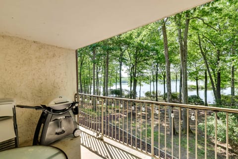 Lakefront Condo: Pool Access < 1 Mi to Big Boulder Apartment in Big Boulder Lake