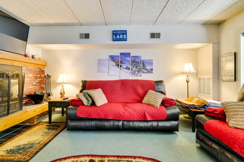 Lakefront Condo: Pool Access < 1 Mi to Big Boulder Apartment in Big Boulder Lake