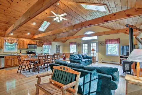 Bethel Chalet w/ Hot Tub: 3 Miles to Sunday River! House in Newry