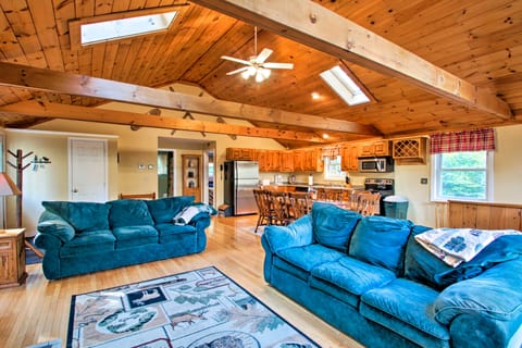 Bethel Chalet w/ Hot Tub: 3 Miles to Sunday River! Casa in Newry