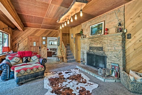 Expansive Retreat w/ Deck, Game Room & Lake Views! Casa in Lake Arrowhead