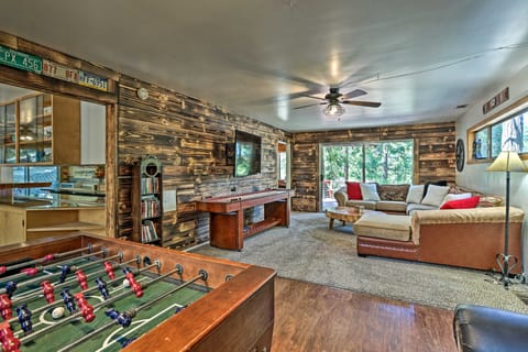 Expansive Retreat w/ Deck, Game Room & Lake Views! Maison in Lake Arrowhead