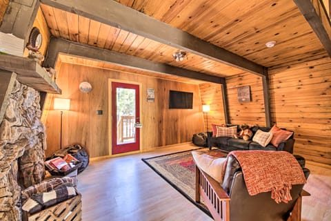 Log Cabin Retreat w/Deck Near Big Bear Lake! Maison in Big Bear