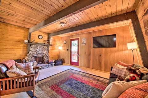 Log Cabin Retreat w/Deck Near Big Bear Lake! Casa in Big Bear